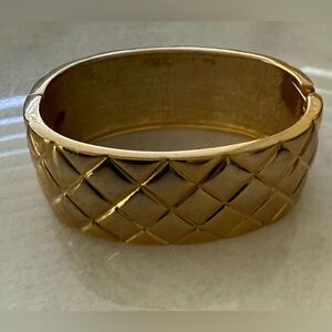 Elegant Quilted Vintage style Gold Tone Women's Hinged Bangle Bracelet